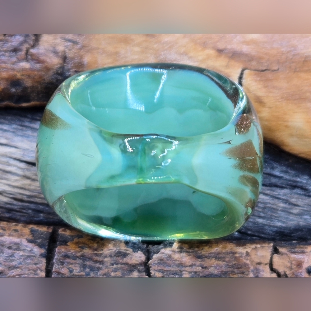 Art Glass Ring Seafoam Green Gold Glitter Swirls Sz 7 Width 7/8" EUC - Picture 3 of 6